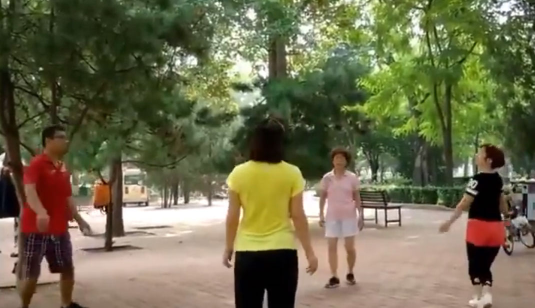 体育公园踢毽子